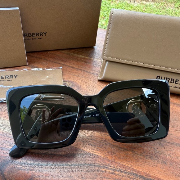 Burberry Sunglasses- brand new with packaging - Picture 3 of 6